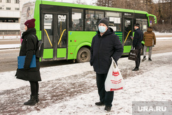 Виды города. Тюмень, остановка, автобусная остановка, люди на остановке, маршрутка