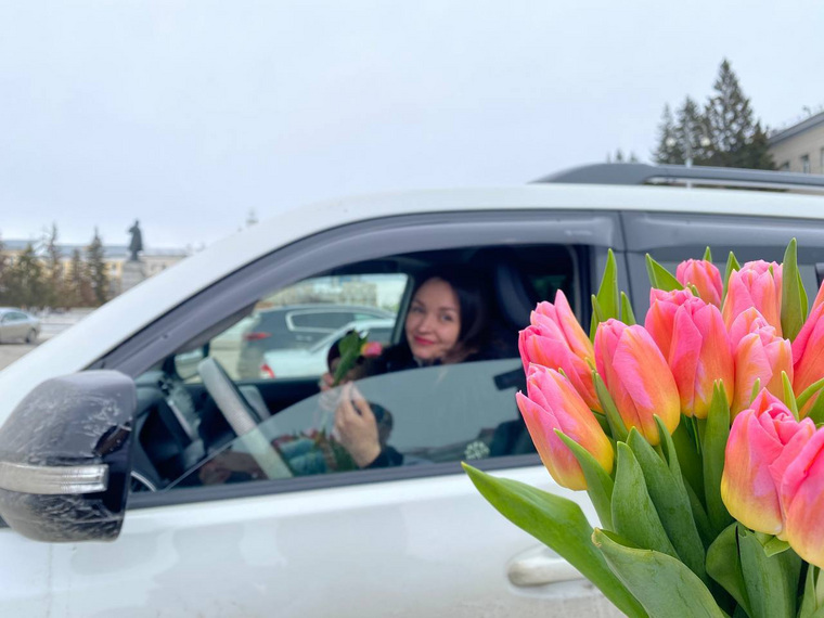 Госавтоинспекторы вручали цветы проезжающих мимо автоледи
