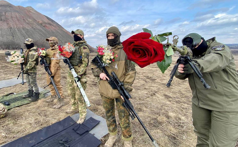 Женщинам-снайперам отряда «Эспаньола» подарили цветы