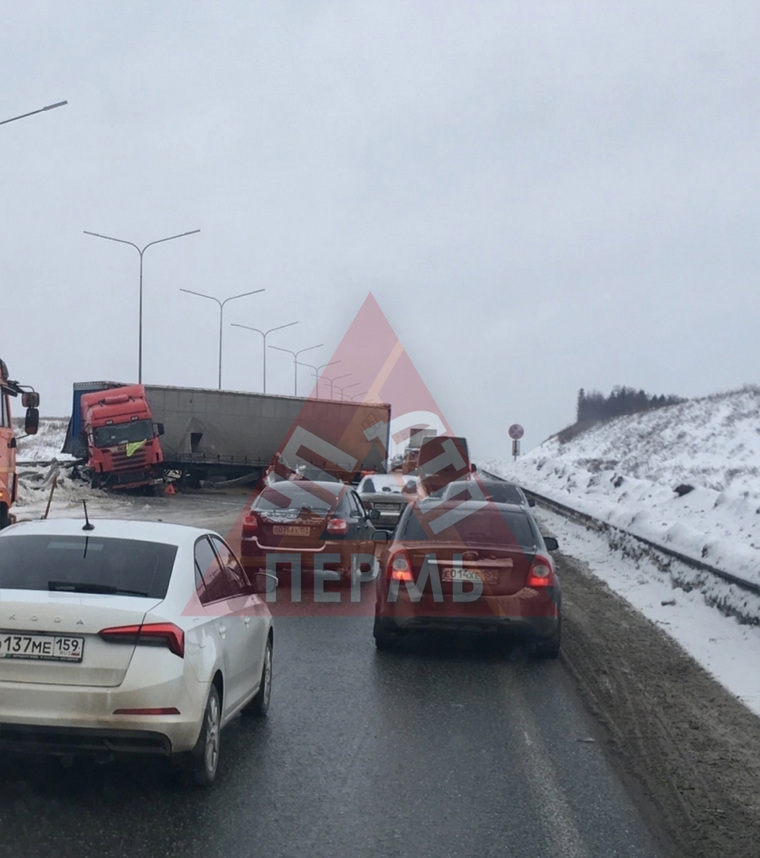 Из-за произошедшего скапливается пробка
