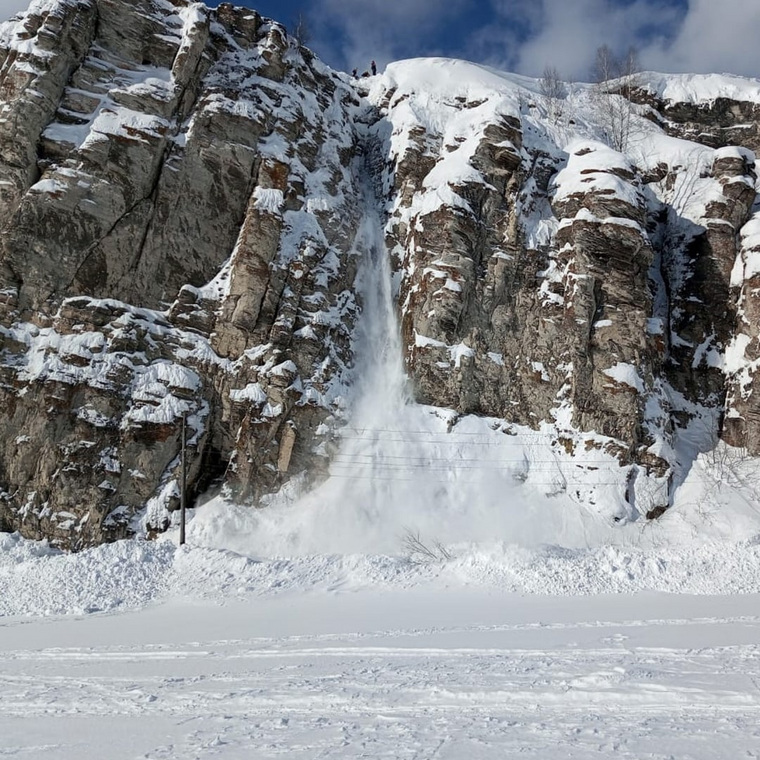 Спасатели спустили лишнюю снежную массу с вершин, чтобы схода лавин больше не произошло