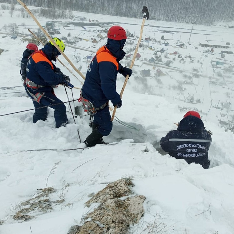 Спасатели в альпинистском снаряжении при помощи специально изготовленных резаков-лопат очистили хребта от лишнего снега