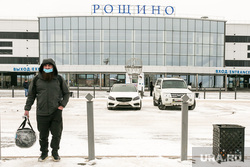Аэропорт Рощино. Тюмень, аэропорт, рощино, человек с сумкой
