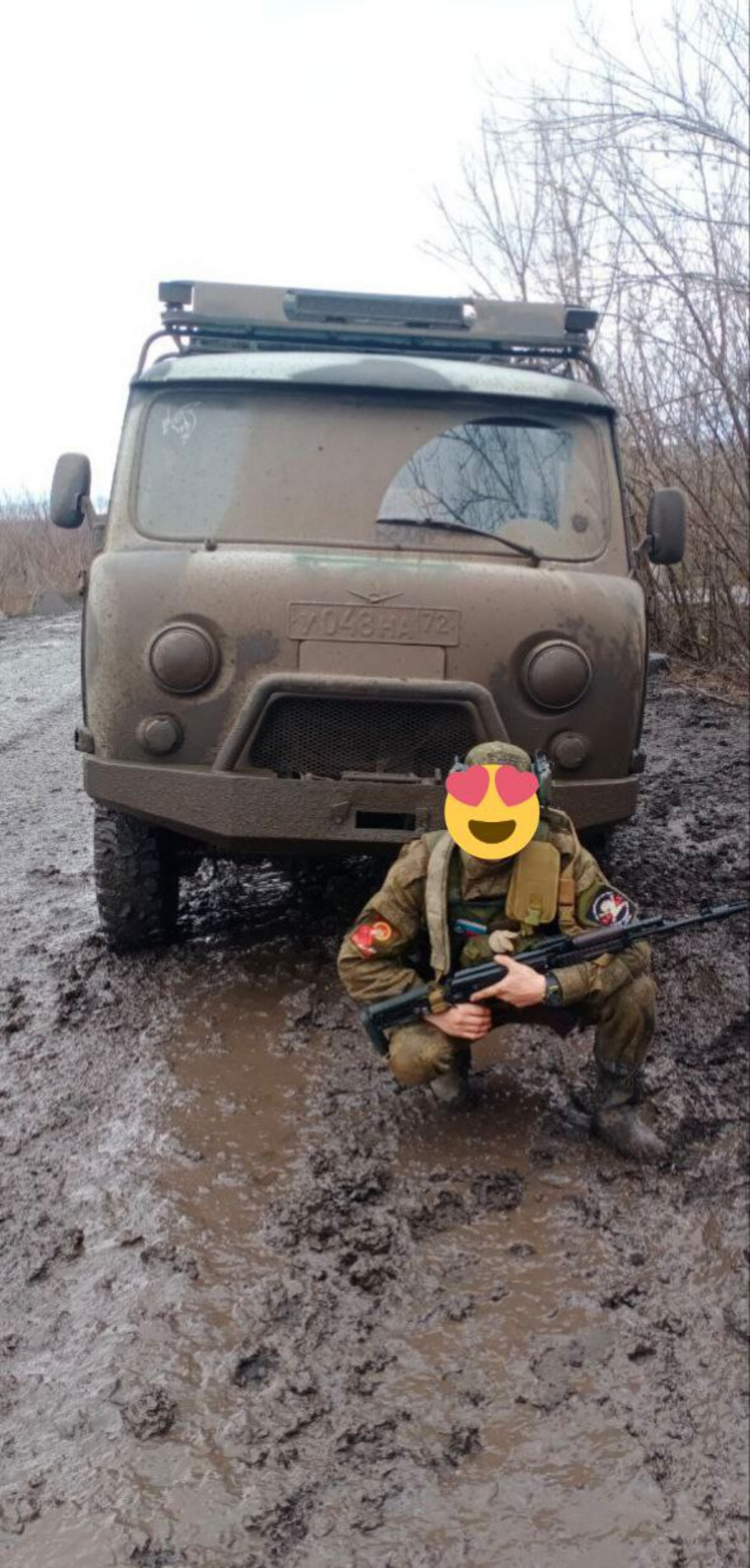 Боец добровольческого батальона «Ермак» собирается замаскировать УАЗ