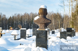 Похороны на Северном кладбище погибшего в зоне СВО старшего сержанта ВДВ Рожкова Вадима. Пермь, кладбище зимой, памятник на кладбище