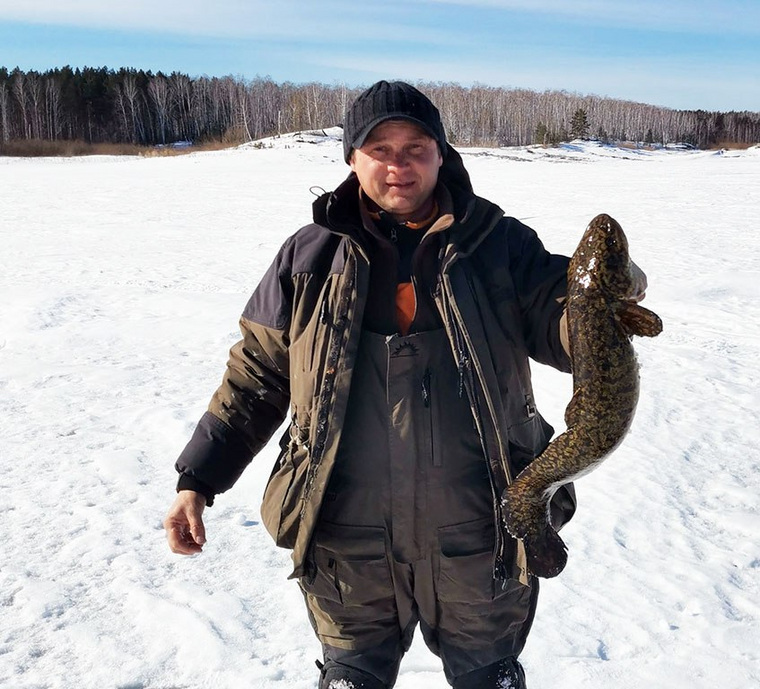 Мужчина поймал рыбу на озере Аргази