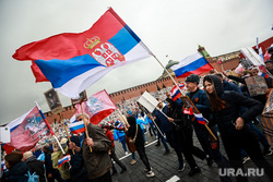 Бессмертный полк. Москва, бессмертный полк, флаг сербии, 9 мая, красная площадь, сербский флаг