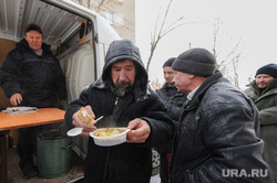 Кормление бездомных и малоимущих граждан благотворительной организацией. Челябинск, пенсионер, бомж, бездомный, старик, кормление бездомных, малоимущий, горячая еда, нищий