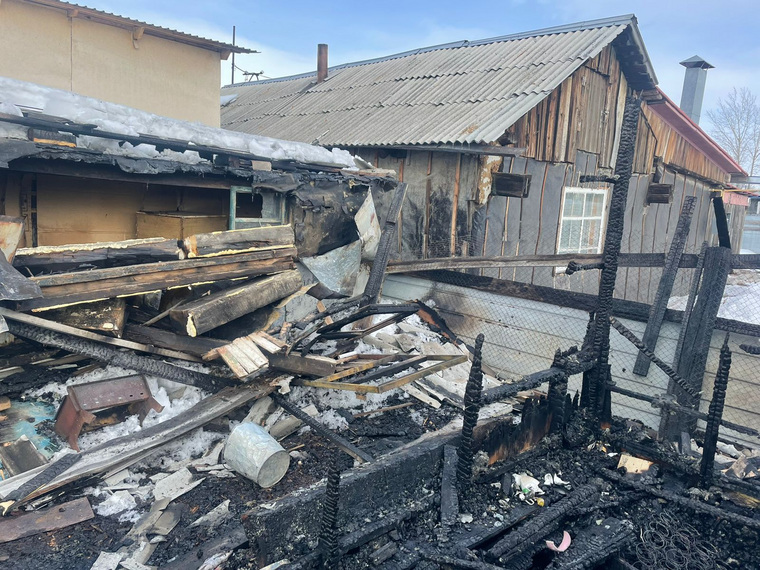 Сгорела баня и была повреждена часть дома, но люди не пострадали