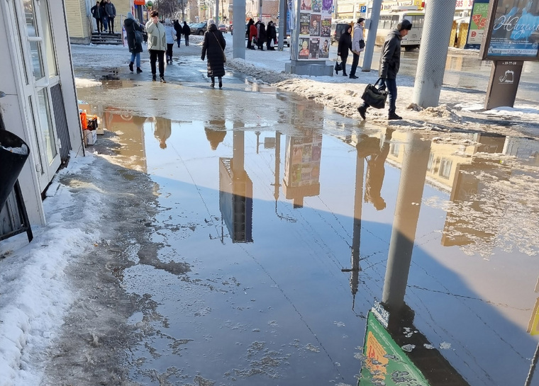 Горожан беспокоит, что из-за лужи сложно подойти к остановке