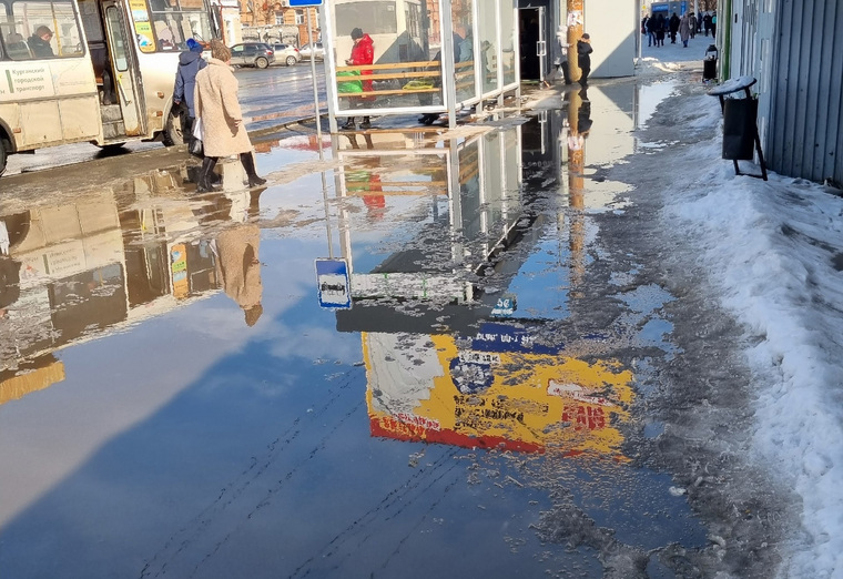 Пенсионеры пытаются обойти лужу