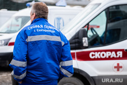 Торжественная церемония передачи машин скорой медицинской помощи на Площади 1905 года. Екатеринбург, медицина, здравоохранение, медицинский работник, бригада скорой помощи, врач, неотложная помощь, машина скорой помощи, медик, машина скорой медицинской помощи, неотложная медпомощь, скорая помощь