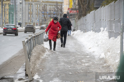 Городские картинки. Пермь зима, тротуар в снегу, гололед