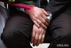 Свадьба и венчание семьи Крюковых, бывших бездомных. Сургут, руки жениха