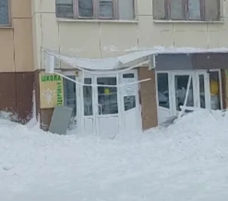 Вход в школу здоровья завалил снег с крыши