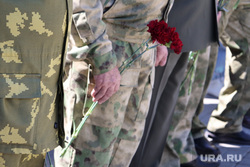День памяти участников боевых действий. Курган, военные, цветы, гвоздика