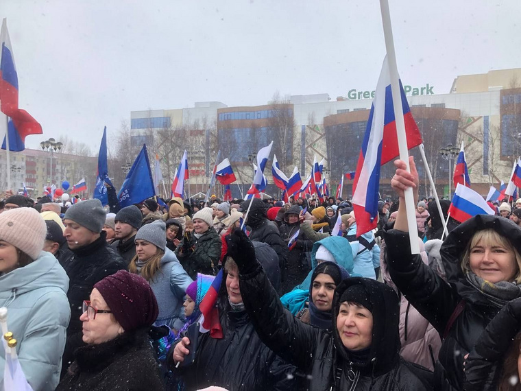Сотни вартовчан пришли выразить солидарность с жителями Крыма