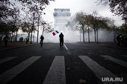 Акция протеста против повышения налога на бензин и дизельное топливо на Елисейских полях. Франция, Париж, париж, триумфальная арка, флаг франции, франция, протест