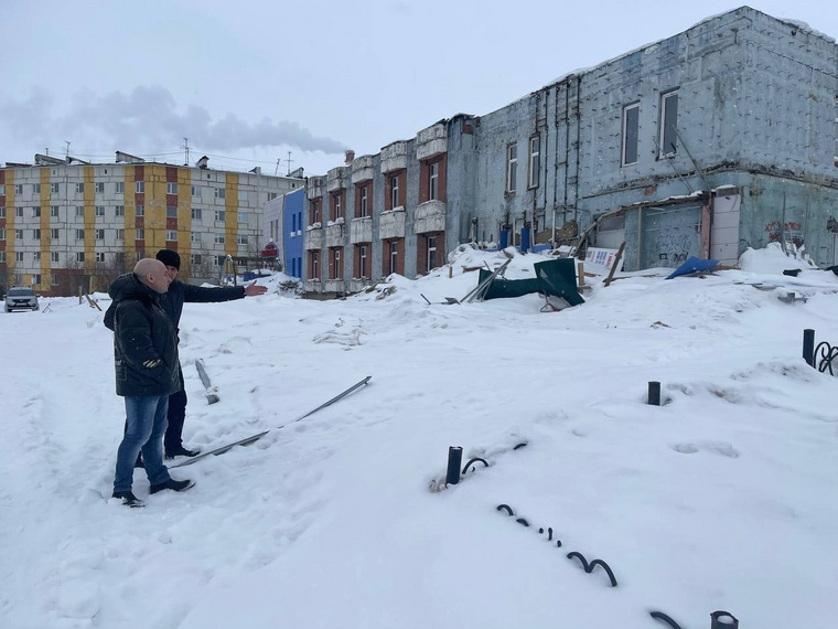 Максим Лазарев осматривает реконструкцию «Полярной совы»
