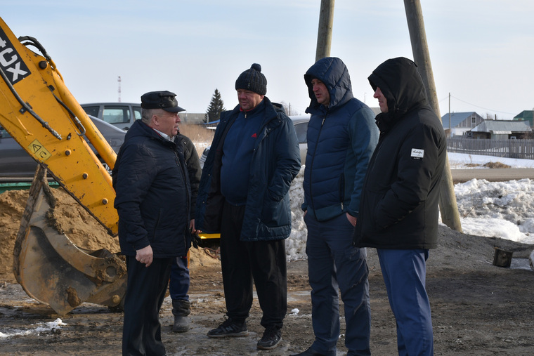 Мэр Шумихинского округа проверяет восстановление водоснабжения