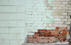 Аварийное расселение здания по ул. Спорта 1б. Тюмень, кирпич, аварийный дом, трещина в доме, расселение, разрушение в стене