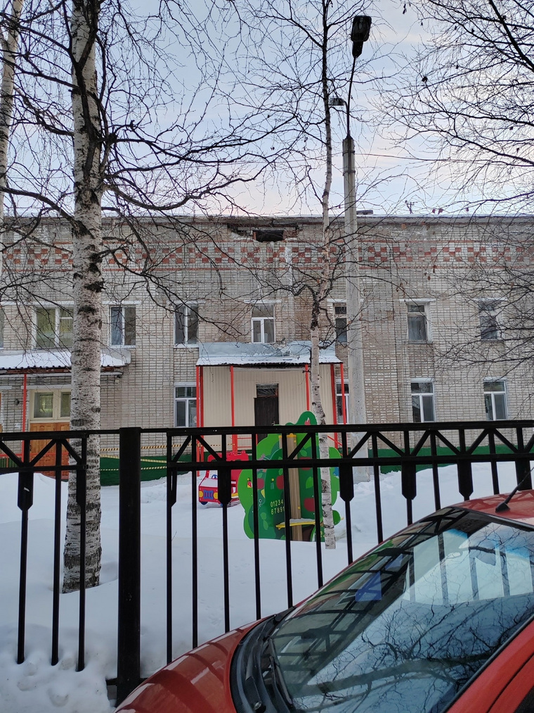 Жители сообщили об обрушении фасада детского сада в соцсетях