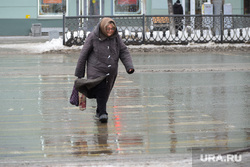 Оттепель в городе. Челябинск, пешеход, лужи, слякоть, переход, грязь, оттепель, дорога, мокрый асфальт, галоши, калоши, потепление, весна, климат