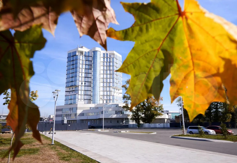 Рядом с домом находятся городские бизнес-центры, торгово-развлекательные комплексы, концертный зал имени Прокофьева, театр оперы и балета, новый арт-сквер, Кировка, бассейн «Ариант»