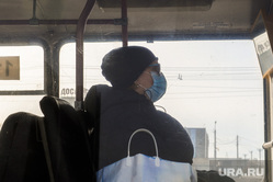 Санитарная обработка челябинских улиц. Челябинск, троллейбус, медицинские маски, люди в транспорте