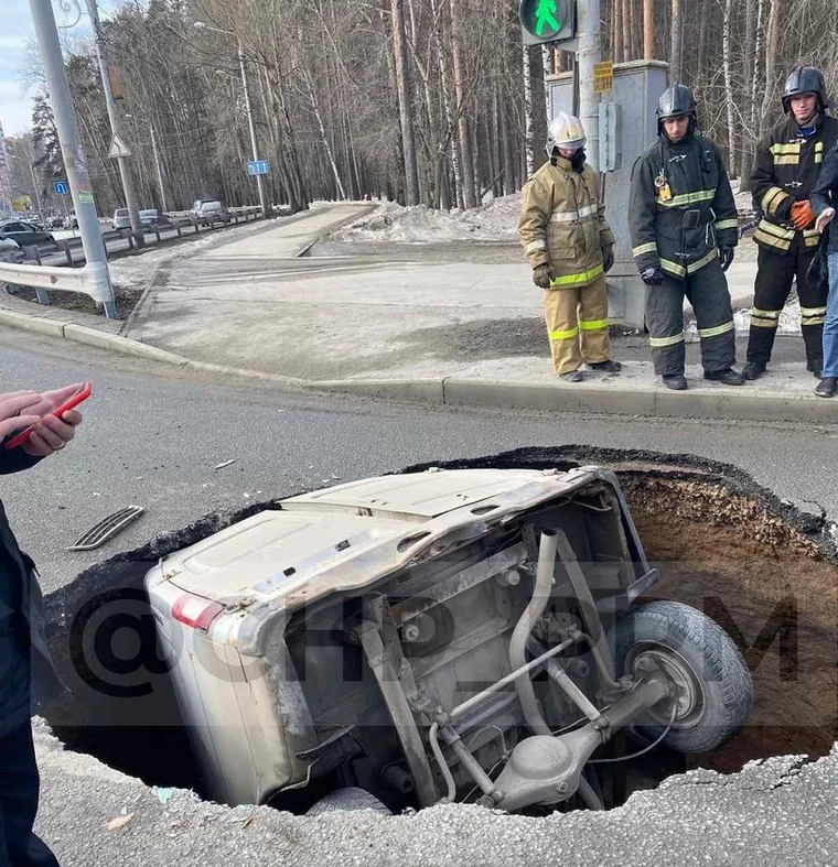 В Перми четвёртый месяц растёт провал в асфальте на территории ЖК «Арсенал» | АиФ Пермь