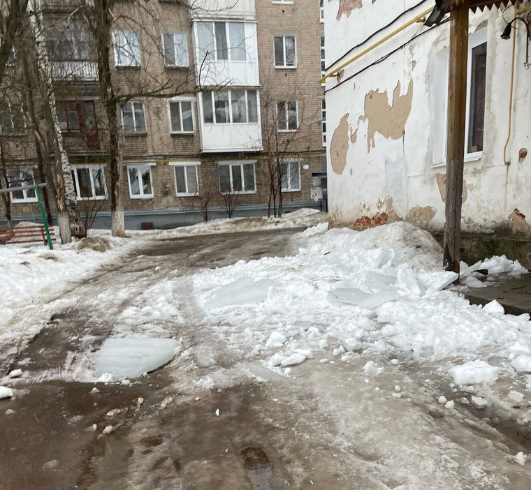 Жители Соликамска опасаются за свою жизнь из-за падения льда с крыш