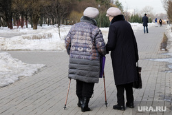 Повседневная жизнь. Москва, пенсионер, скандинавская ходьба, женщина, пожилые, палочка