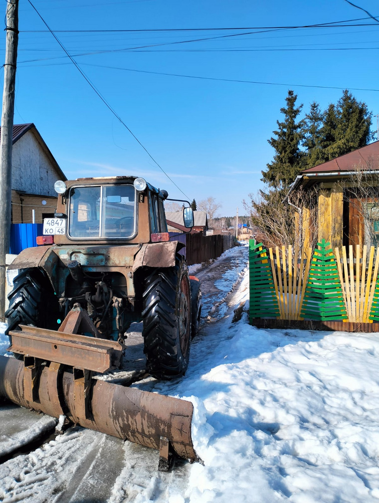 Трактор очистил снег в переулке