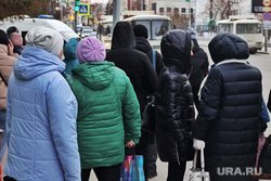 Автобусная остановка. Курган, автобусная остановка, автобус, пассажиры автобуса, ожидание автобуса, транспортная реформа