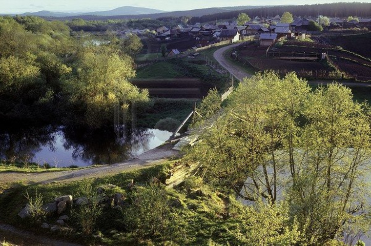 Село «Коробковка»: река Миасс окружает деревню с трех сторон (юга, востока, севера), а на западе расположены болота