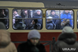Ветреная погода в Екатеринбурге. Екатеринбург , давка, пассажиры, трамвай