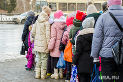 Виды города. Челябинск, дети, школьники, пешеходы, толпа, ребятишки