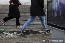 Весенняя оттепель и грязь на улицах. Екатеринбург, лужа, подросток, слякоть, распутица