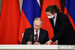 Президент России Владимир Путин и председатель КНР Си Цзинь Пин на встрече во время совместного заявления в Кремле. Москва, путин владимир