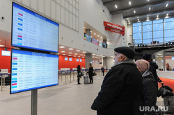 Алексей Текслер посетил новый терминал внутренних авиалиний аэропорта «Челябинск» имени Игоря Курчатова. Челябинск, аэропорт, табло, расписание вылетов