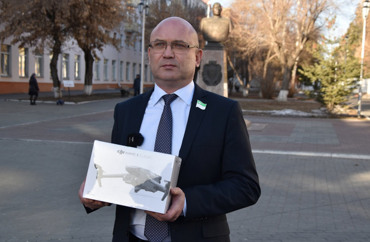 Депутат Курганской гордумы Андрей Кацай передал мобилизованным бойцам квадрокоптер