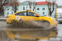 Виды Екатеринбурга, лужа, такси, правила дорожного движения, брызги, скорость, яндекс такси, грязная вода