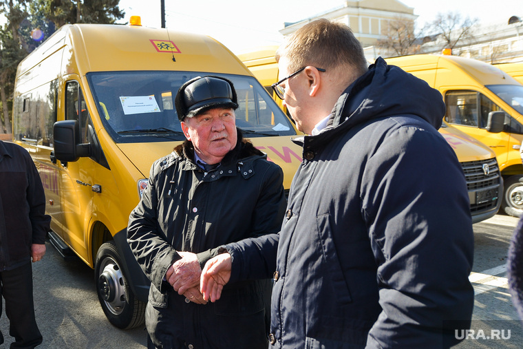 Алексей Текслер на передаче муниципалитетам новых школьных автобусов. Челябинск