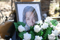 В Екатеринбурге похоронили мать, убившую себя и своих детей. Фото, видео