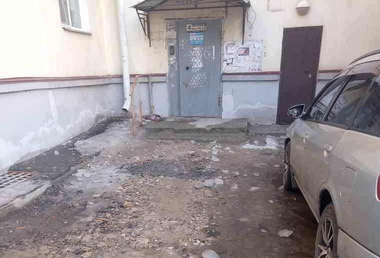 Куски льда обрушились на автомобиль дочери депутата с крыши дома №29 по ул. Красина в Кургане 