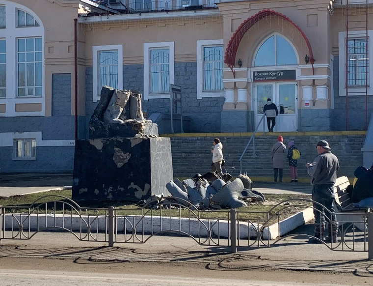 В Кунгуре рухнул памятник Ленину 