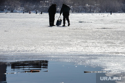 Рыбаки на Городском пруду. Екатеринбург, проход по льду запрещен, опасно для жизни, весна
