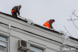 Последствие снегопада. Челябинск, крыша, дворник, жкх, снег на крыше, чистка снега, комунальщики