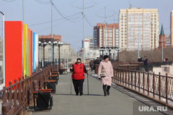 Город. Курган, пенсионер, прогулка, женщина, пожилые, отдых, курган, весна в городе