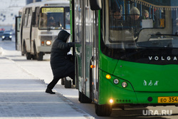 Морозный день. Челябинск, транспорт, холод, зима, погода, пассажир, остановка общественного транспорта, климат, мороз, автотранспорт